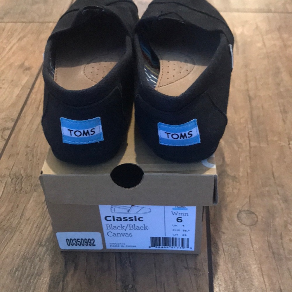 TOMS black